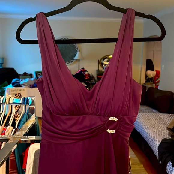 Gorgeous floor length purple flowing evening prom dress - Picture 2 of 6